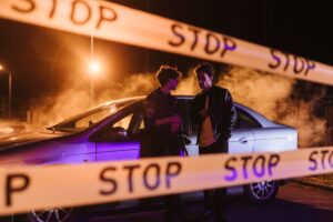 Jongen (18) gelokt en mishandeld in woning in Almere: rechtbank legt celstraffen op