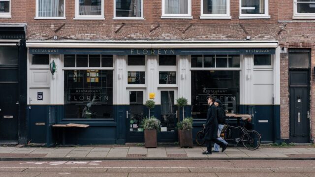 Auto en stadsbus botsen op kruising busbaan in Filmwijk, busverkeer gestremd Auto en stadsbus botsen op kruising busbaan in Filmwijk, busverkeer gestremd