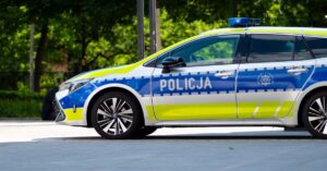 Een Poolse politieauto staat buiten geparkeerd in Wrocław, Polen, en toont het Europese ontwerp van politievoertuigen.