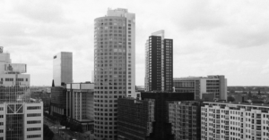 Zwart-witfoto van moderne wolkenkrabbers in Rotterdam, Nederland.