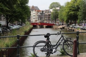 Scooterrijder komt ten val voor bruggetje aan rand centrum Almere Buiten