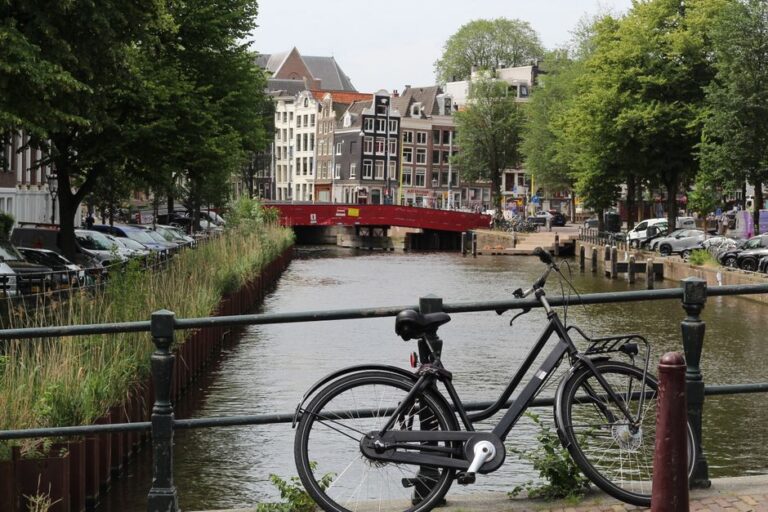 Scooterrijder komt ten val voor bruggetje aan rand centrum Almere Buiten Scooterrijder komt ten val voor bruggetje aan rand centrum Almere Buiten
