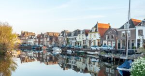 Gratis stockfoto met architectuur, auto's, avond