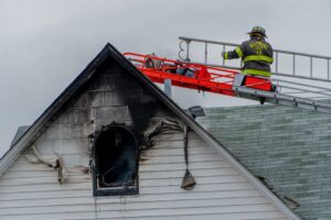 Grote hoeveelheid hooi vat vlam in Almere Buiten, brandweer voorkomt uitbreiding
