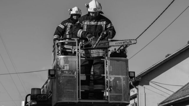 Bewoners blussen brandje na explosie Molenbuurt Bewoners blussen brandje na explosie Molenbuurt