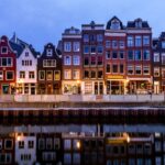 Auto raakt te water bij Noorderplassen, bestuurder ongedeerd
