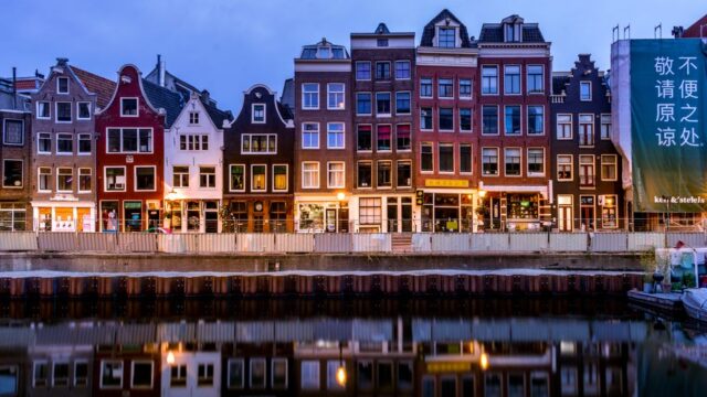 Auto raakt te water bij Noorderplassen, bestuurder ongedeerd Auto raakt te water bij Noorderplassen, bestuurder ongedeerd