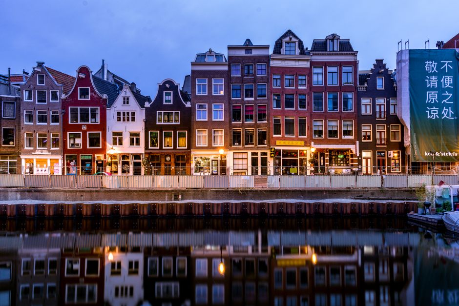 Auto raakt te water bij Noorderplassen, bestuurder ongedeerd