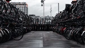 Kind op fiets gewond bij ongeval Tussen de Vaarten