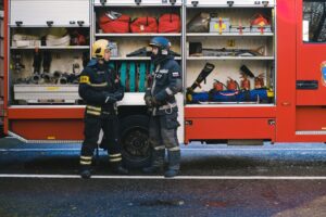 Auto raakt van de weg op Spoordreef, bestuurster bevrijd