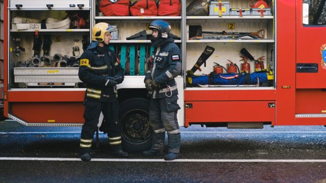 Auto raakt van de weg op Spoordreef, bestuurster bevrijd