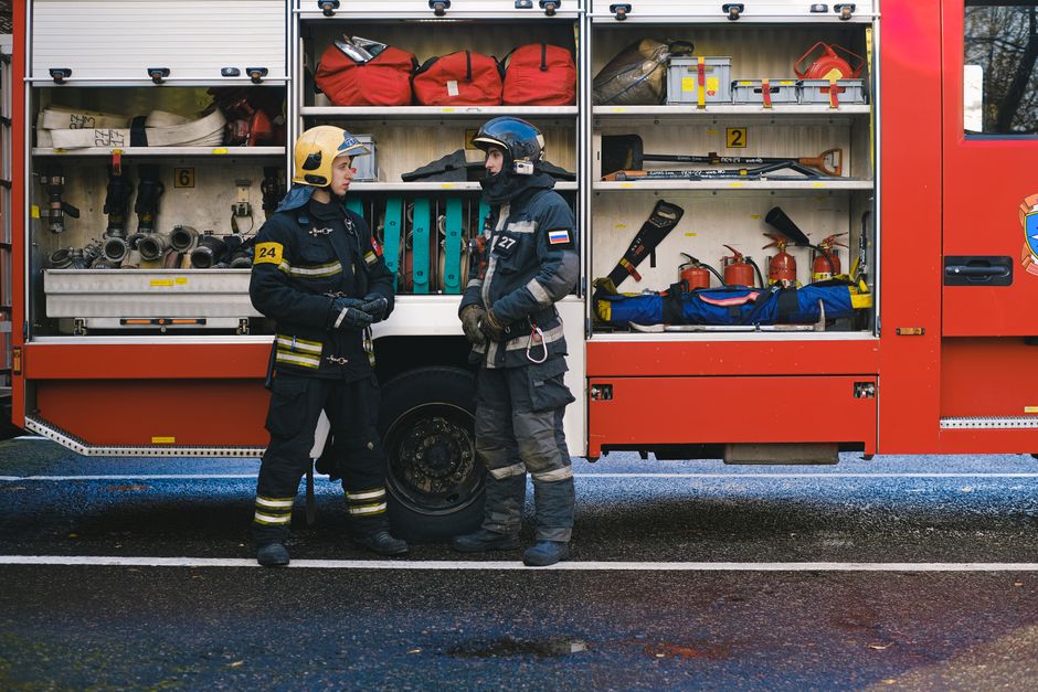 Auto raakt van de weg op Spoordreef, bestuurster bevrijd