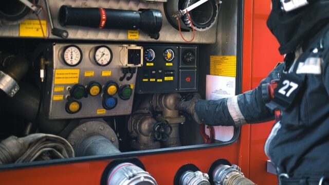 Auto brandt uit in Bouwmeesterbuurt