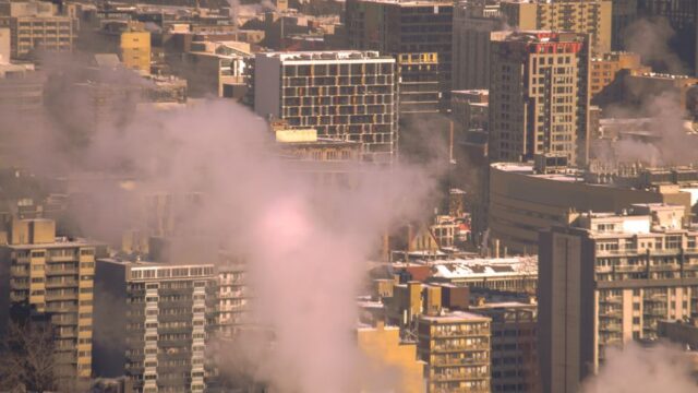 Forse brand Kerkstraat breidt uit naar dak