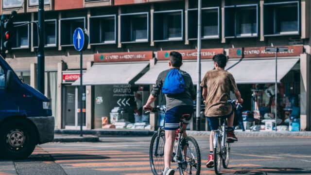 Fietser zwaargewond na aanrijding met stadsbus in Faunabuurt