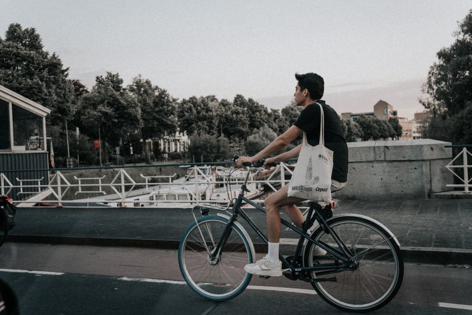 Fietser gewond na aanrijding op Trekvogelweg Fietser gewond na aanrijding op Trekvogelweg