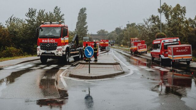 Aanrijding tussen twee auto’s op Waddendreef, bestuurder aangehouden