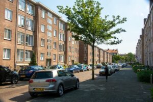Bestelauto belandt in sloot langs A6 bij Almere Buiten