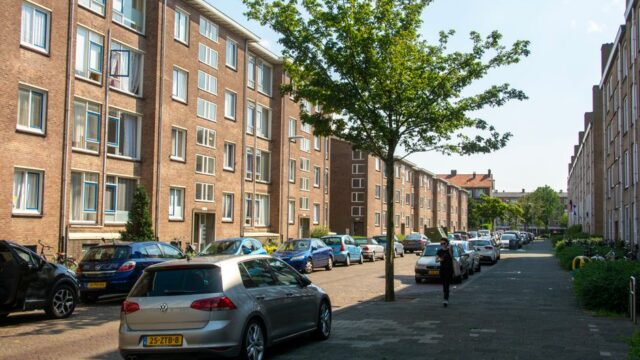 Bestelauto belandt in sloot langs A6 bij Almere Buiten