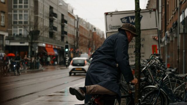 Scooterbestuurder gewond bij botsing met auto in Almere Buiten