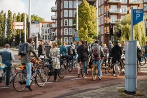 Man gewond na botsing met paal op Mastgatpad
