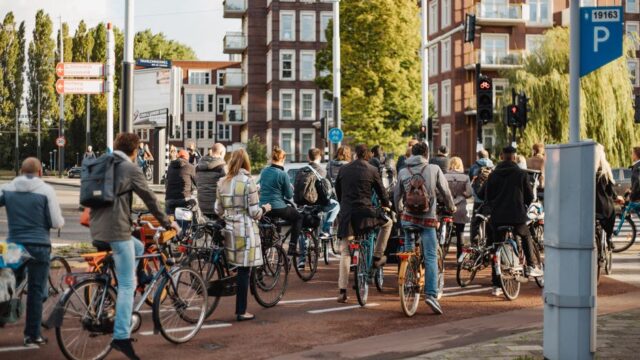 Man gewond na botsing met paal op Mastgatpad