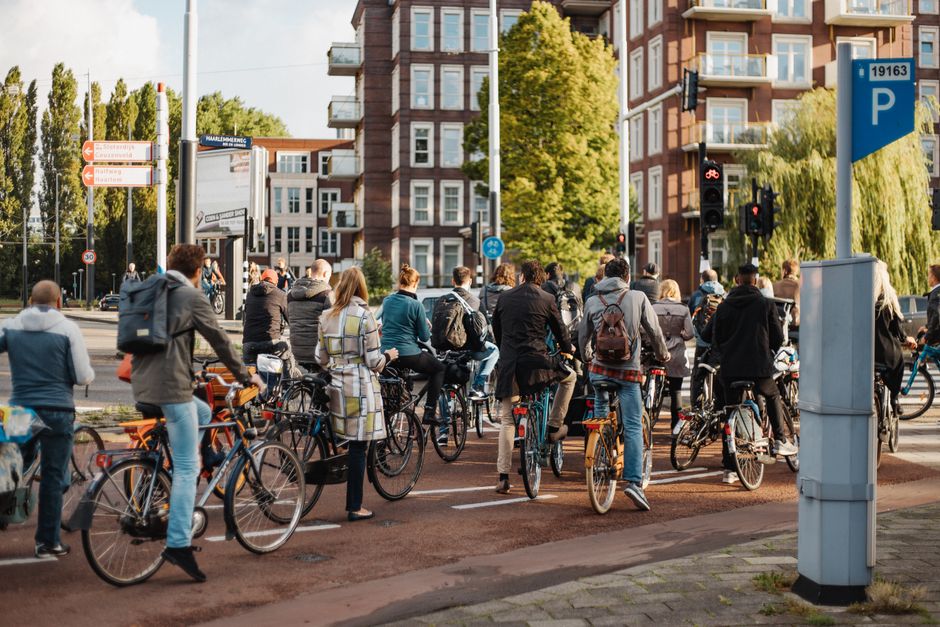 Man gewond na botsing met paal op Mastgatpad