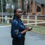 Politie en douane controleren bestelwagens en vrachtwagens