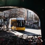 Aanrijding tussen auto en scooter op busbaan; politie doet onderzoek