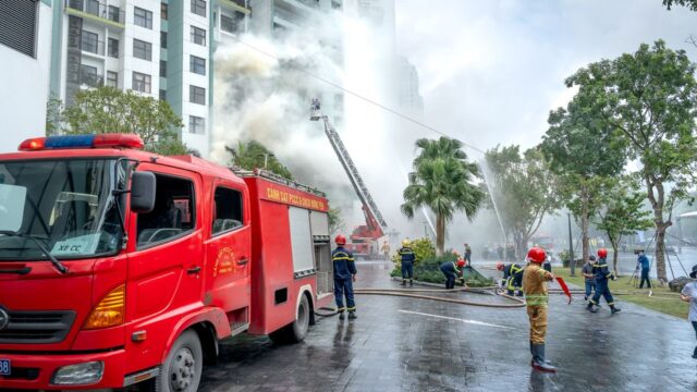 Brand in bedrijfsverzamelgebouw aan Televisieweg snel onder controle Brand in bedrijfsverzamelgebouw aan Televisieweg snel onder controle
