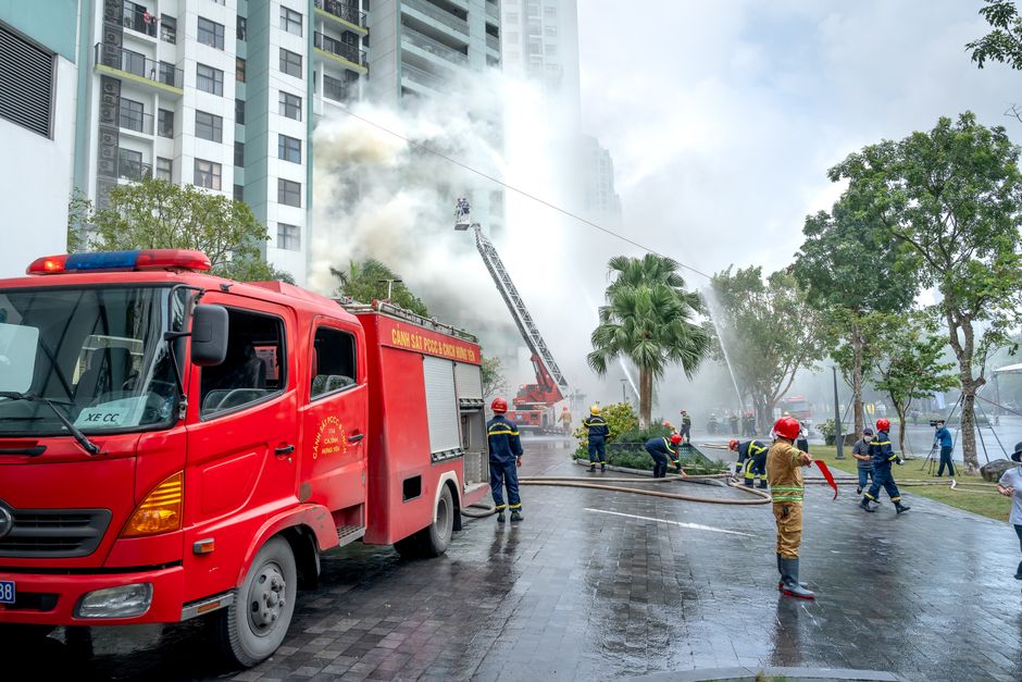 Brand in bedrijfsverzamelgebouw aan Televisieweg snel onder controle