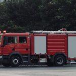 Klassieke Alfa Romeo Spider vliegt in brand voor Albert Heijn in Parkwijk