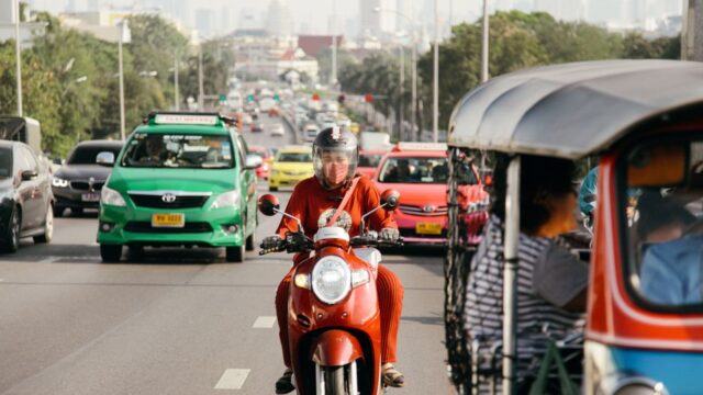 Motorrijder lichtgewond na aanrijding Bouwmeesterbuurt