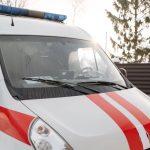 Botsing tussen auto en bestelbus op Spoordreef, één persoon naar ziekenhuis