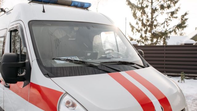 Botsing tussen auto en bestelbus op Spoordreef, één persoon naar ziekenhuis