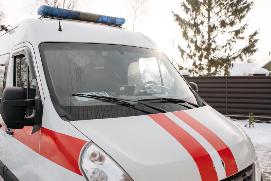 Botsing tussen auto en bestelbus op Spoordreef, één persoon naar ziekenhuis
