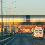 Auto vliegt van kruising aan aanrijding