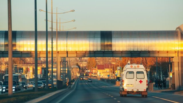 Auto vliegt van kruising aan aanrijding Auto vliegt van kruising aan aanrijding