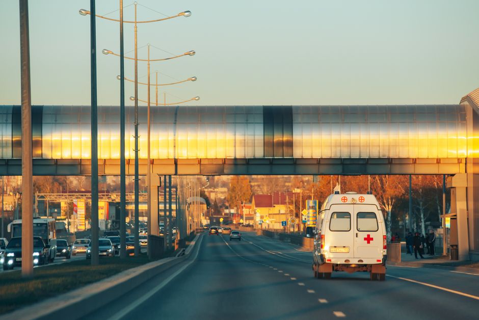 Auto vliegt van kruising aan aanrijding
